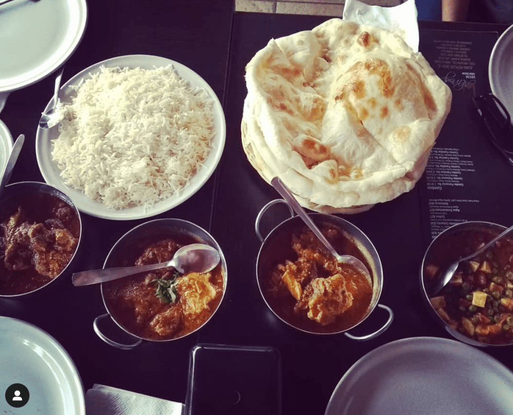 Pan naan, chicken butter y arroz