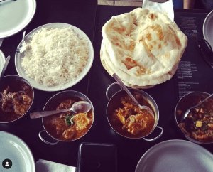 Pan naan, chicken butter y arroz